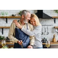 Kochkurs Stuttgart – Frau umarmt Mann beim Kochen