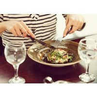 Kochkurs Wuppertal – Frau genießt das gekochte Essen