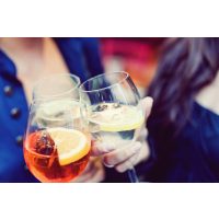 Schick Belgique – Kursteilnehmer stossen an