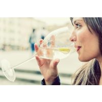 Schick Belgique – Frau trinkt genüsslich ein Glas Wein