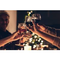 weinprobe-mit-pizza-münchen-anstoßen