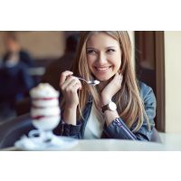 Kulinarische Stadtführung Stuttgart – Frau isst Dessert