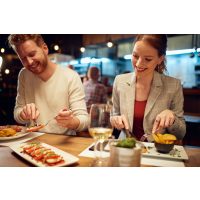 Kulinarisches Locationhopping Augsburg – Paar isst zusammen