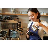 Latte Art Kurs München –  Frau giesst Milchschaum auf