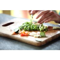 Österreich-Kochkurs München – Frühlingszwiebeln in Ringe schneiden