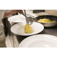 Pasta-Kochkurs in Berlin – Tagliatelle auf Teller verteilen