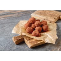 Pralinenkurs Dresden – Schokoladentrüffel auf Holzbrett