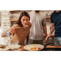 Schwäbischer Kochkurs Stuttgart – Frau probiert