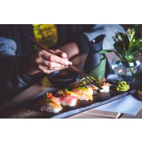 Sushi-Kurs Berlin – Hipster Frau isst Sushi