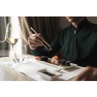 Sushi-Kurs Berlin – Mann isst Sushi