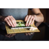 Sushi-Kurs Berlin – Sushi mit Gurke rollen