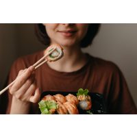 Sushi-Kurs München - Frau isst Sushi
