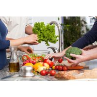 Teambuilding Kochkurs München - Gemüse waschen