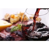 Teambuilding Hannover - Rotwein einschenken