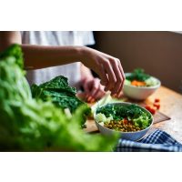 Vegetarischer Kochkurs München - Frau mit frischem Gemüse