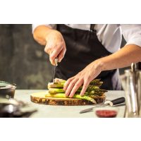 Vegetarischer Kochkurs Berlin – holzige Enden abschneiden