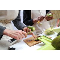 Vegetarischer Kochkurs in Stuttgart – Avocado schälen