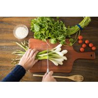 Vegetarischer Kochkurs in Stuttgart – Frühlingszwiebeln schneiden