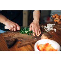 Vegetarischer Kochkurs in Stuttgart – Petersilie hacken