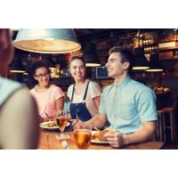 Weihnachtsfeier in Bad Nauheim – Kollegen sitzen zusammen