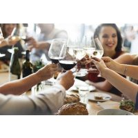 Weinprobe München anstoßen mit Freunden