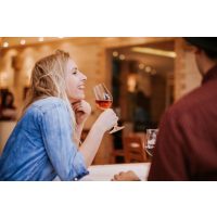 Weinprobe München Frau probiert Rotwein