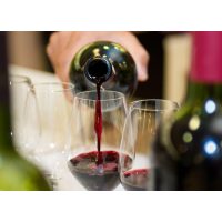 Wein-Tasting Mannheim – Rotwein wird eingeschenkt