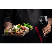 Wein-Tasting Mannheim – Gastgeber serviert Wein und Vorspeisen