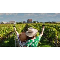 Weinprobe München – Tester schnuppert am Wein 