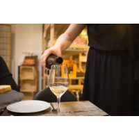 Weinprobe München – Tester schnuppert am Wein 