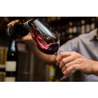 Weinprobe Düsseldorf – rubinroten Rotwein einschenken