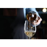 Weinprobe Ludwigsburg – Chardonnay einschenken