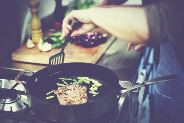 Single-Kochkurs Bonn – Fleisch wird angebraten