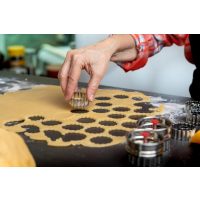 Backkurs-online-Julian Kekse ausstechen