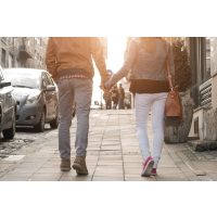 Kulinarische Stadtführung Bonn: Paar geht Hand in Hand