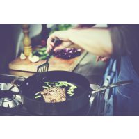 Single-Kochkurs Bonn – Fleisch wird angebraten