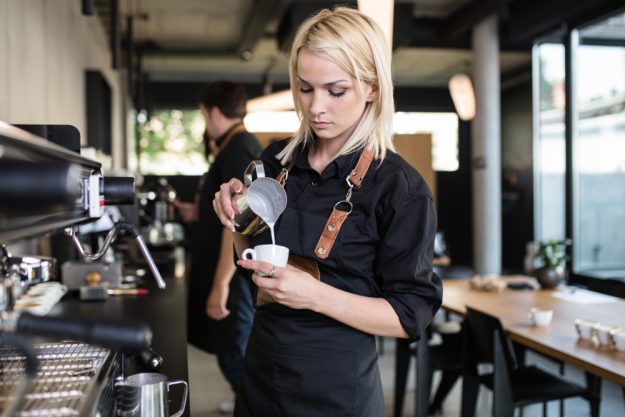 Barista-Kurs Düsseldorf – Frau bereitet Cappuccino zu