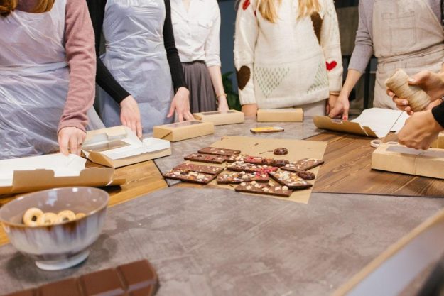 Schokoladen-Workshop Düsseldorf – Teilnehmerinnen mit fertigen Werken