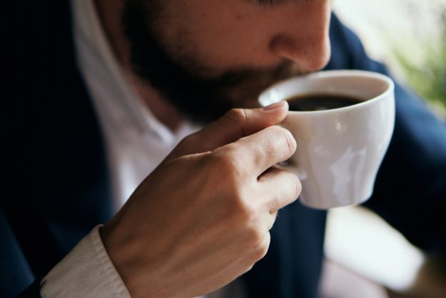Kaffee-Tasting Düsseldorf – Mann trinkt Kaffee