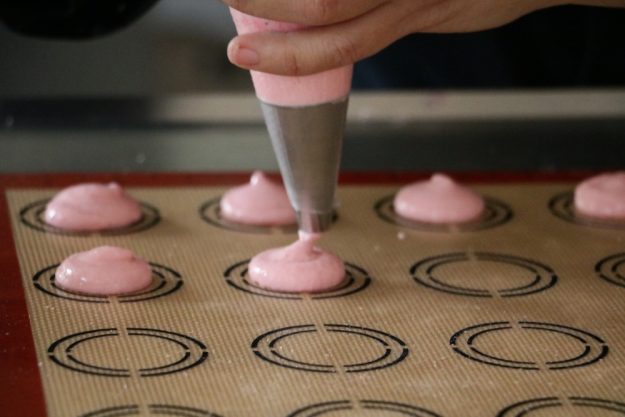 Macarons-Backkurs Düsseldorf – Macarons auf Backblech spritzen
