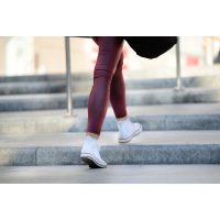 Kulinarische Stadtführung in Düsseldorf – Frau spaziert