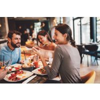 Kulinarische Stadtführung Düsseldorf – Frau isst mit Freunden