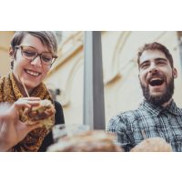 Kulinarische Stadtführung Düsseldorf –  Mann und Frau essen draußen