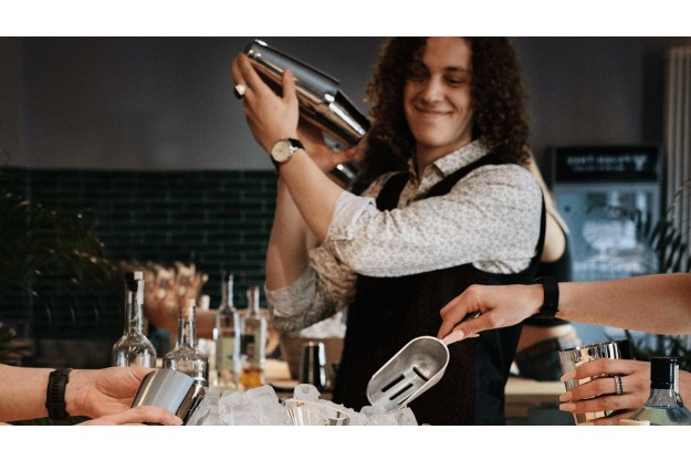 Cocktailkurs Berlin – Cocktail auf Eis gießen