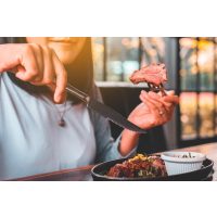 Fleisch-Kochkurs Nürnberg – Frau isst Steak