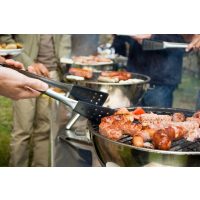 JGA mit Grillkurs – Grillzange und Grill