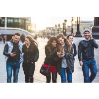 Kulinarische Stadtführung Nürnberg – Gruppe wird mit dem Handy durch Nürnberg geführt