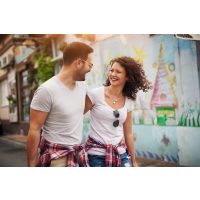 Kulinarische Stadtführung Nürnberg – Paar läuft durch Nürnberg