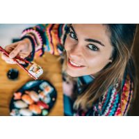 Sushi-Kurs Nürnberg – Frau isst Sushi